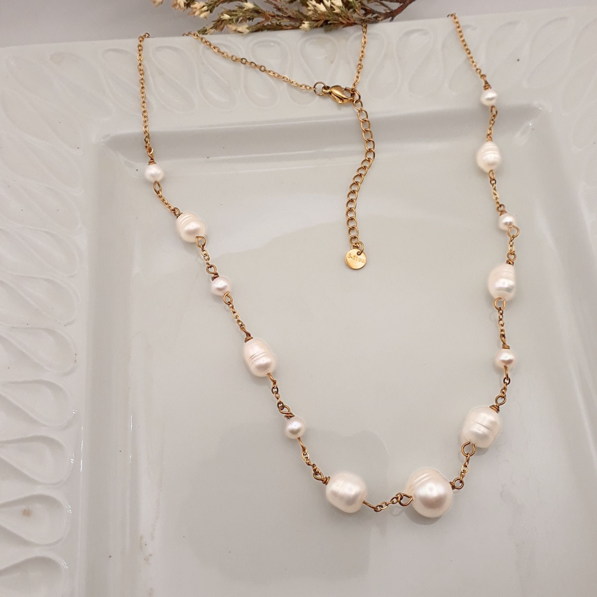 Handmade gold plated 316L stainless steel scattered freshwater pearl necklace with white pearls Kiooinsitu