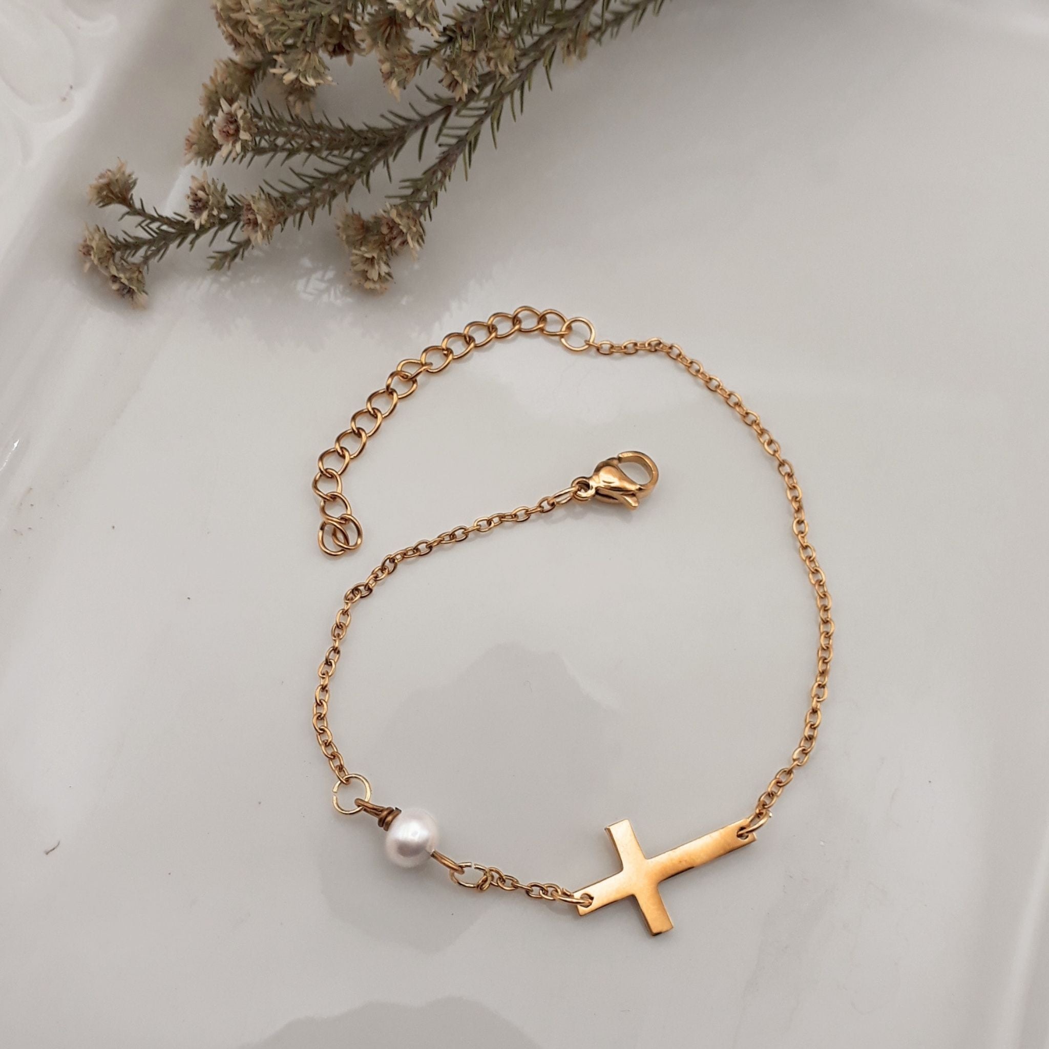 Handmade 18K gold plated stainless steel bracelet with pearl cross and cable chain - Kiooinsitu