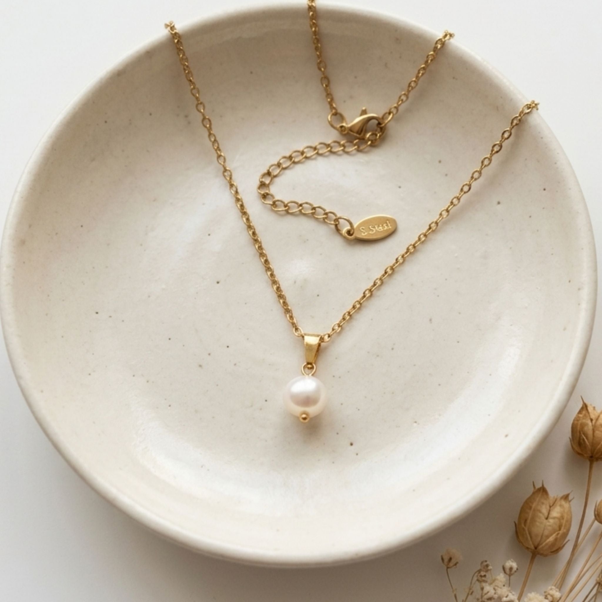Handmade gold-plated stainless steel necklace with natural white 7mm freshwater pearl