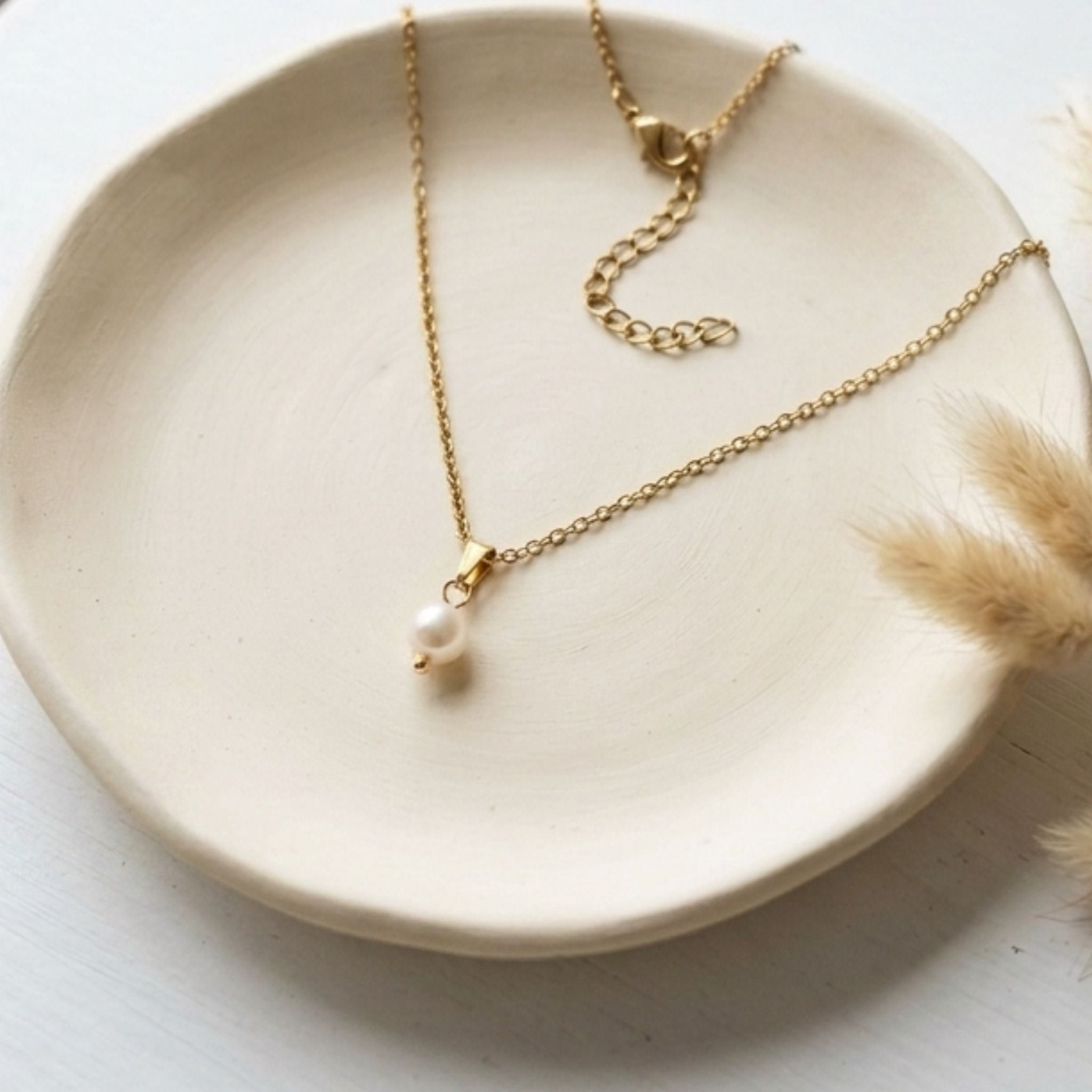 Handmade gold-plated stainless steel necklace with natural white 5mm freshwater pearl