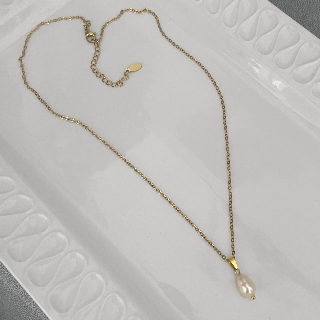 White Freshwater Pearl Teardrop Necklace – Gold-Plated Stainless Steel on a white ceramic plate