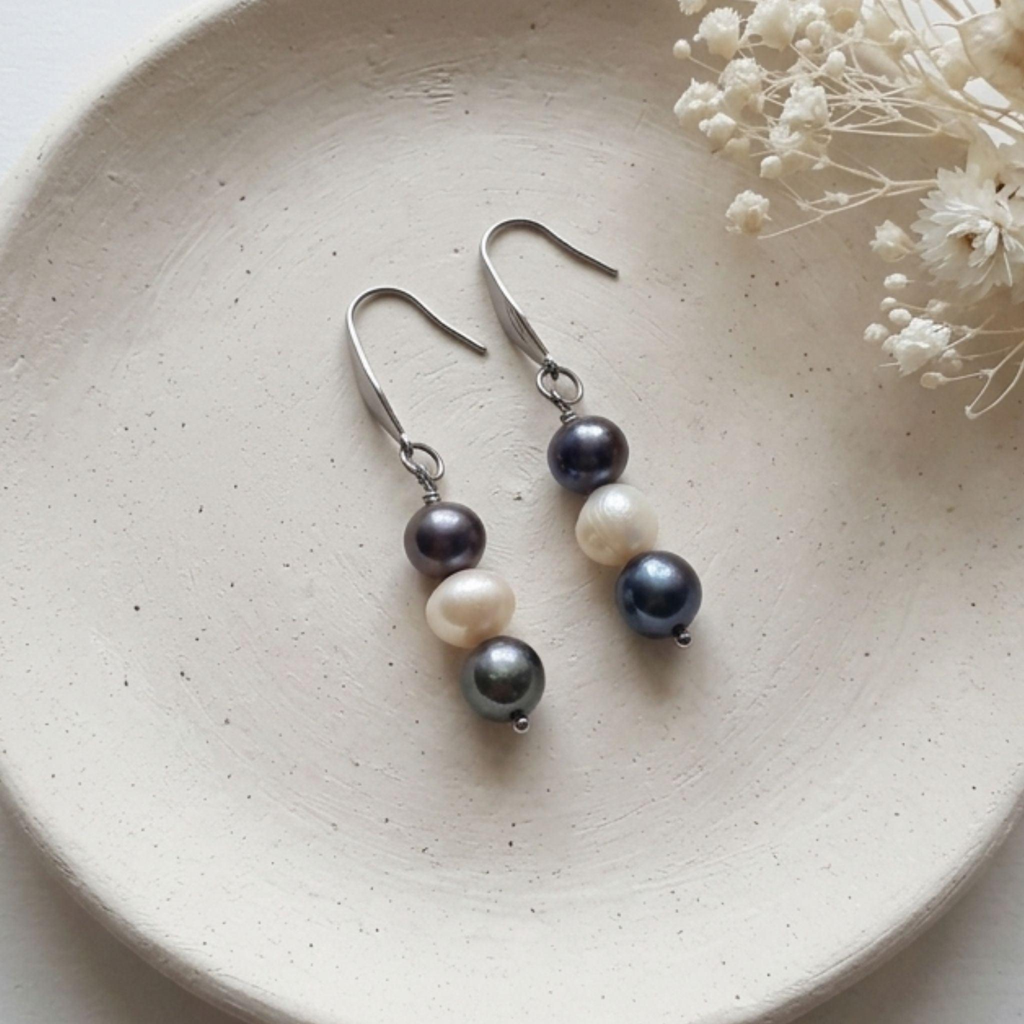 midnight-blue-white-freshwater-pearl-drop-earrings_jpg - Kiooinsitu