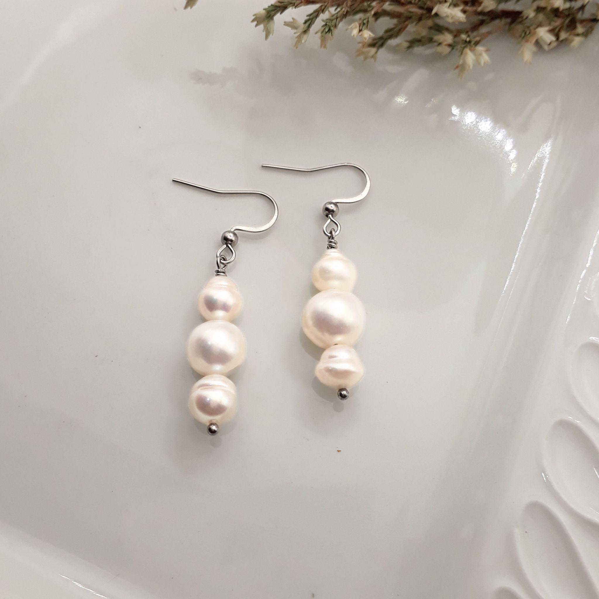 natural-white-freshwater-pearl-drop-earrings-9mm-7mm_jpg - Kiooinsitu