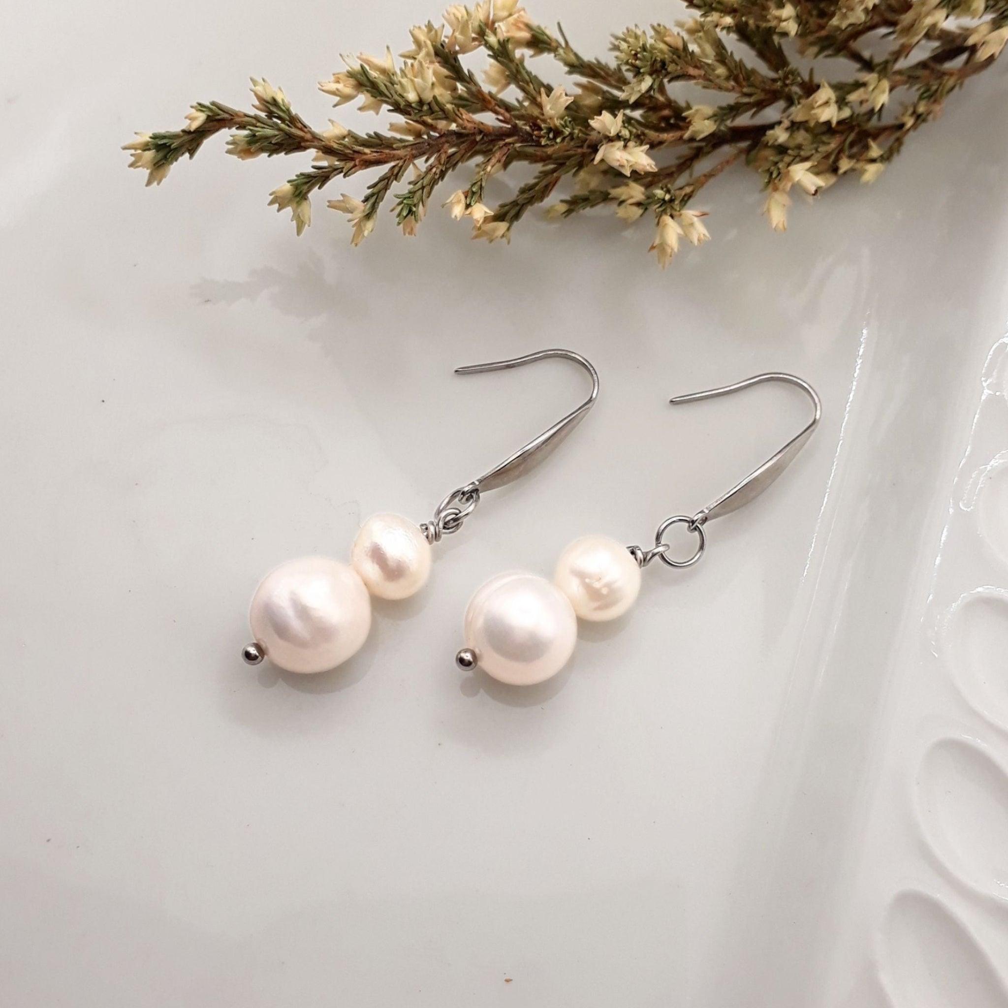 natural-white-freshwater-pearl-drop-earrings_jpg - Kiooinsitu