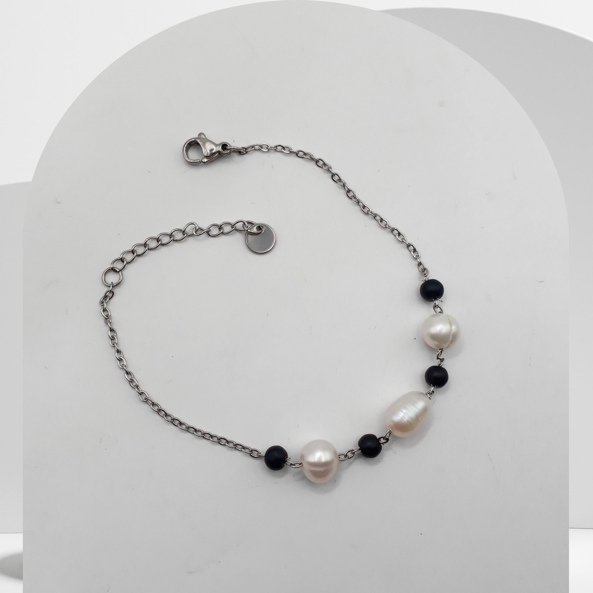 Handmade stainless steel bracelet with freshwater pearls and black onyx beads