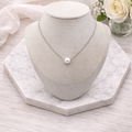 Single white freshwater pearl floating necklace - Kiooinsitu