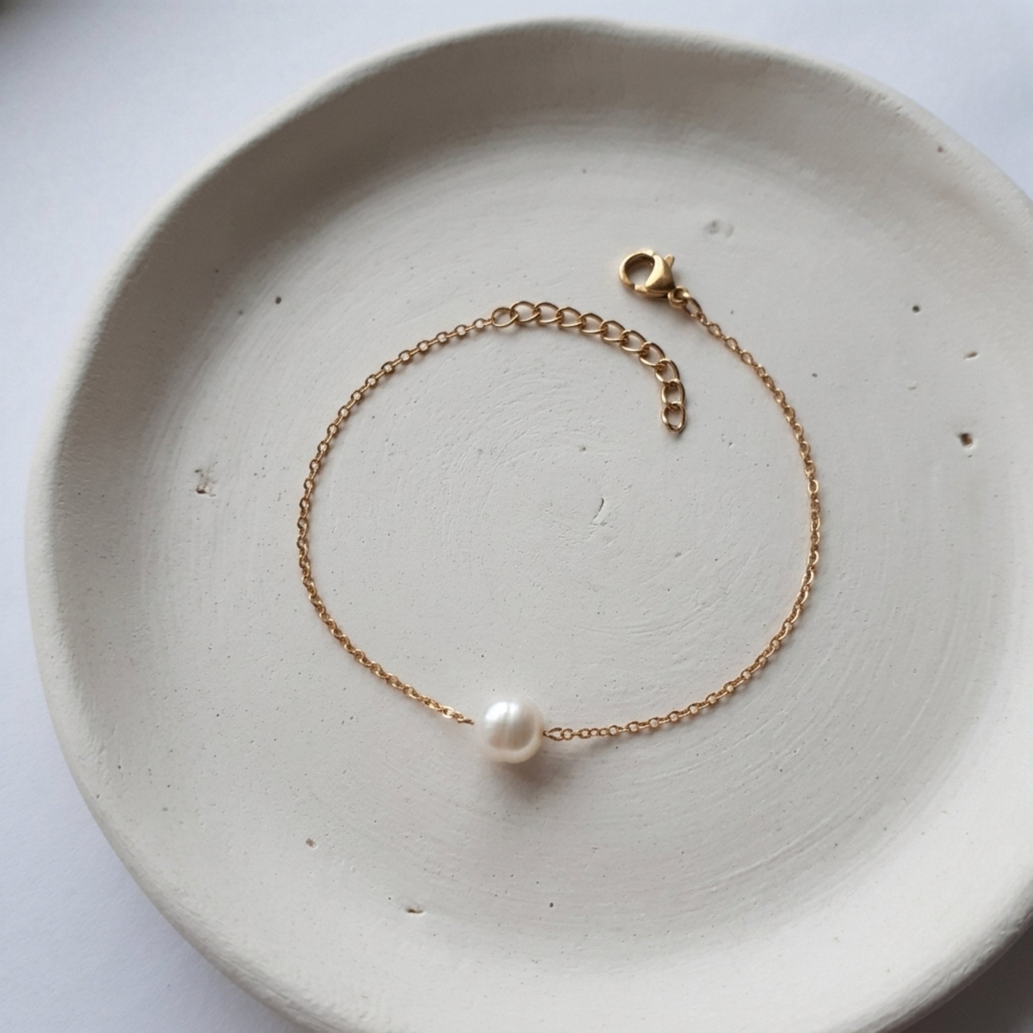 Handmade 304 gold-plated stainless steel bracelet with one 7mm natural white freshwater pearl on a cable chain with lobster clasp.