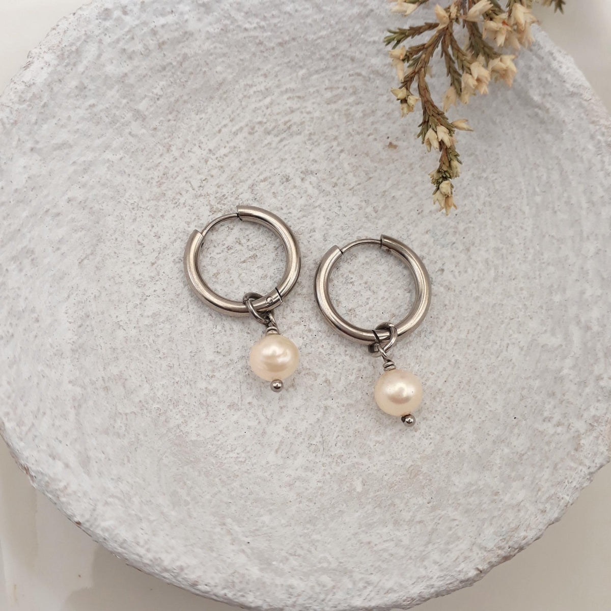 stainless-steel-freshwater-pearl-hoop-earrings_jpg - Kiooinsitu
