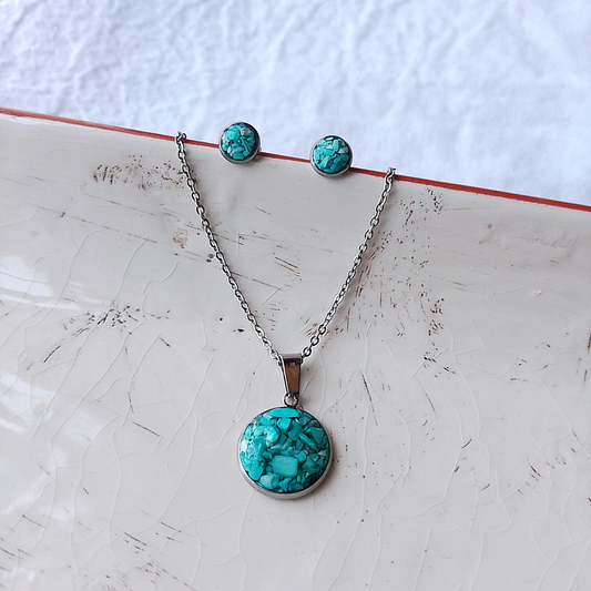 Discover timeless elegance with our unique handmade raw Turquoise gemstone set. This collection features a 16mm stainless steel necklace paired with 8mm stainless steel ear studs.