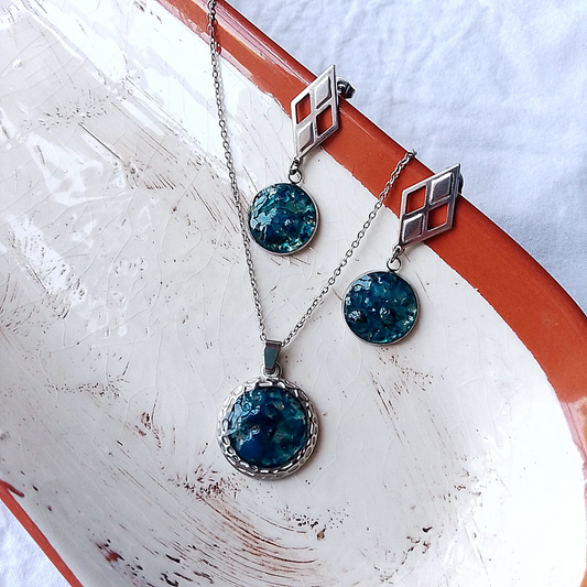 Elevate your style with our Unique Handmade Raw Blue Agate Jewelry Set. Featuring a stunning 20mm stainless steel round necklace, paired with 16mm round stainless steel earrings and diamond-shaped ear studs