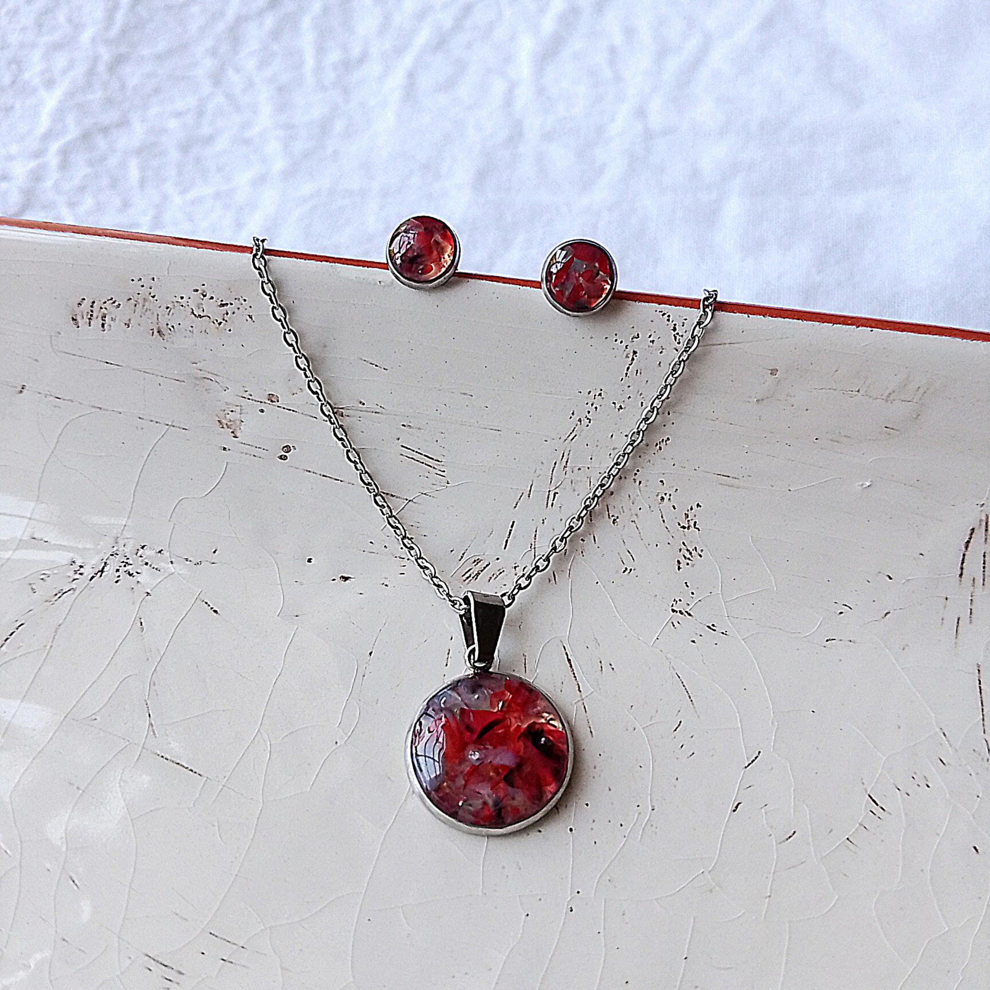  Red Pink Agate Jewelry Set - a perfect way to add a touch of natural beauty and stunning style to any look.