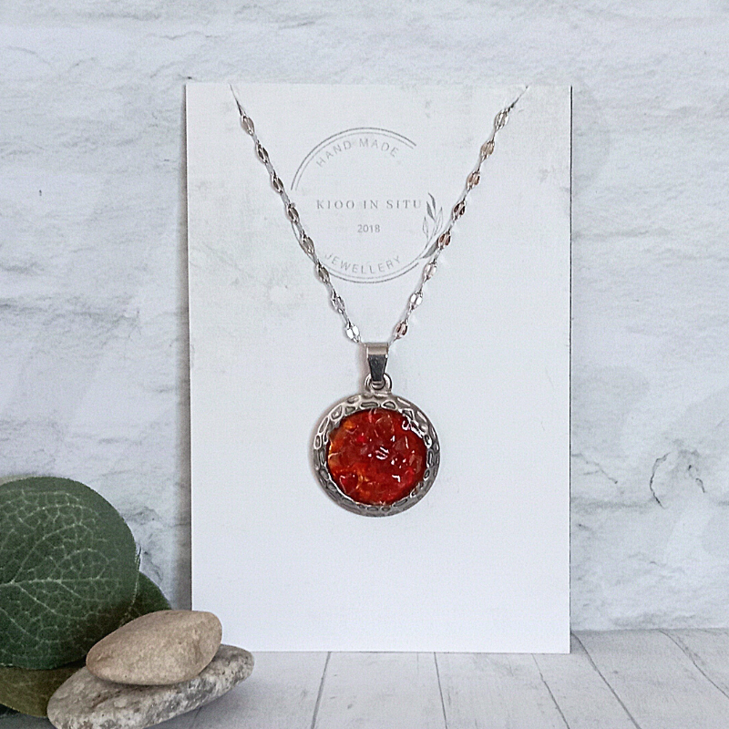 This stunning Garnet Necklace is made with 20mm stainless steel round and 50mm stainless steel chain, making it both elegant and durable.