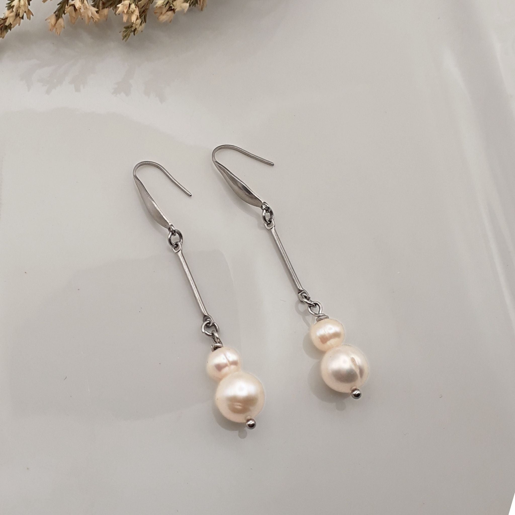 White freshwater pearl dangle earrings with stainless steel bar-Kiooinsitu