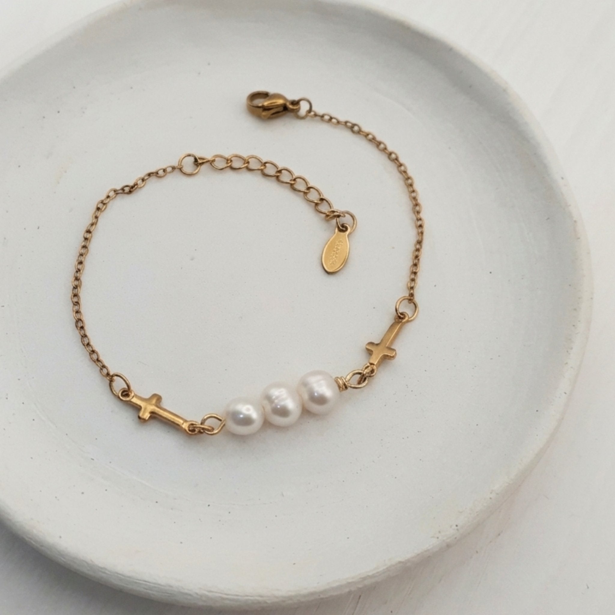 Handmade white freshwater pearl bracelet with three natural pearls, gold-plated stainless steel crosses and cable chain.