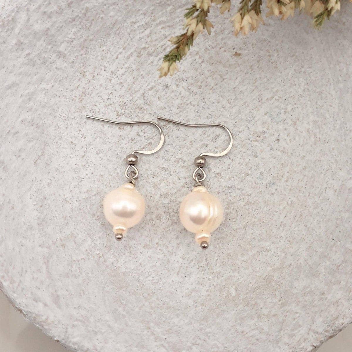 white-freshwater-pearl-stainless-steel-drop-earrings_jpg_9427b755-beb0-48a7-98fa-55f581d0b7aa - Kiooinsitu
